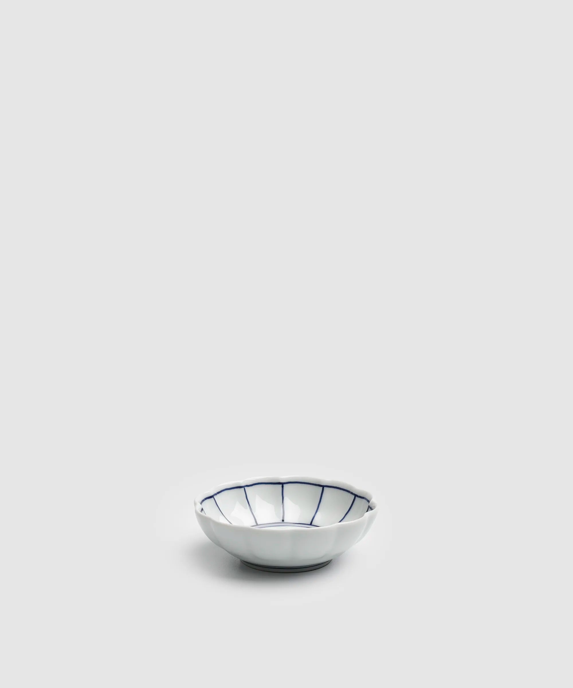 染付ふちどり - 輪花豆皿