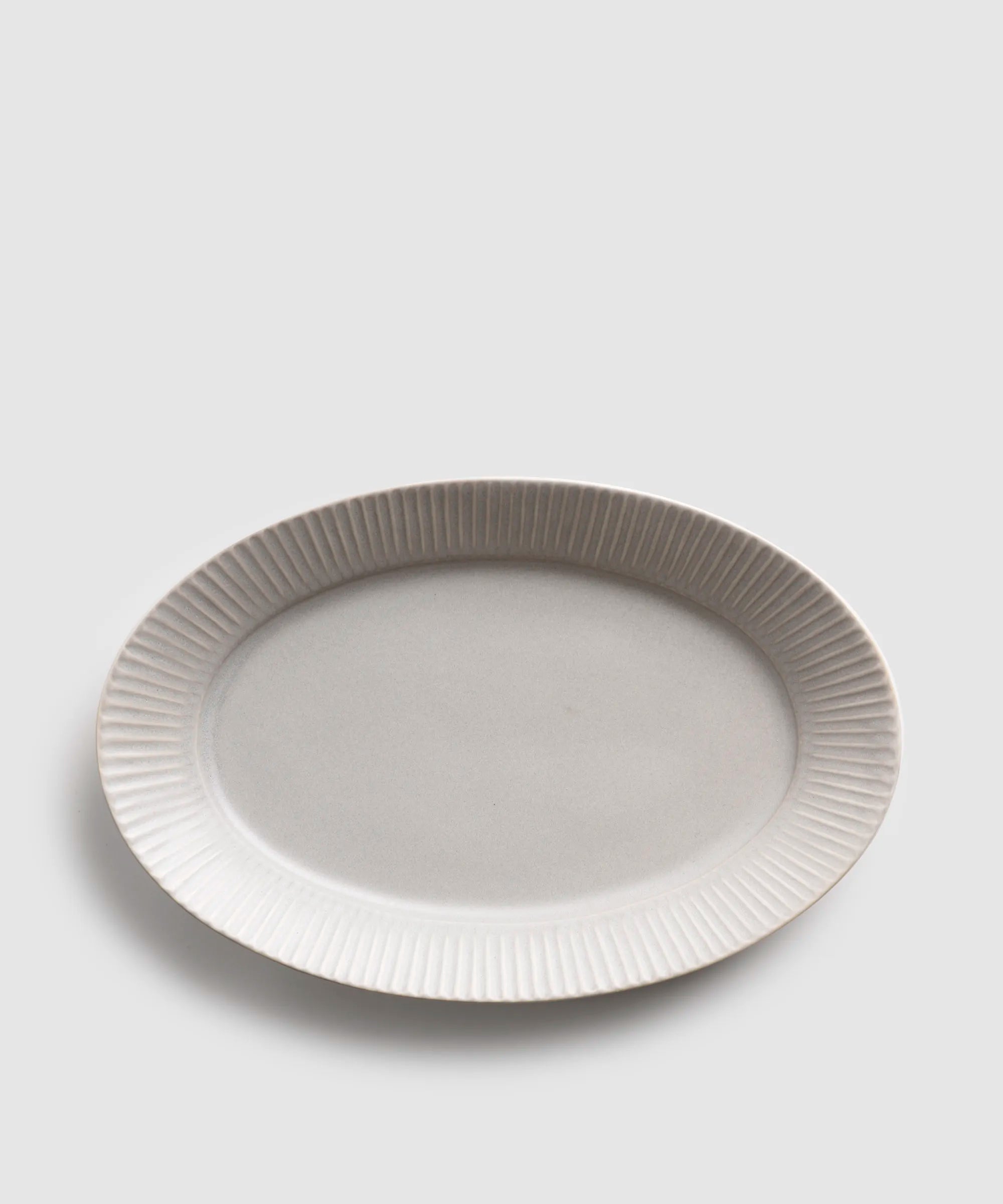 sherbet gray - しのぎオーバルプレート (L) | 有田焼(ありたやき)の sherbet gray - しのぎオーバルプレート (L) | 有田焼(ありたやき)の