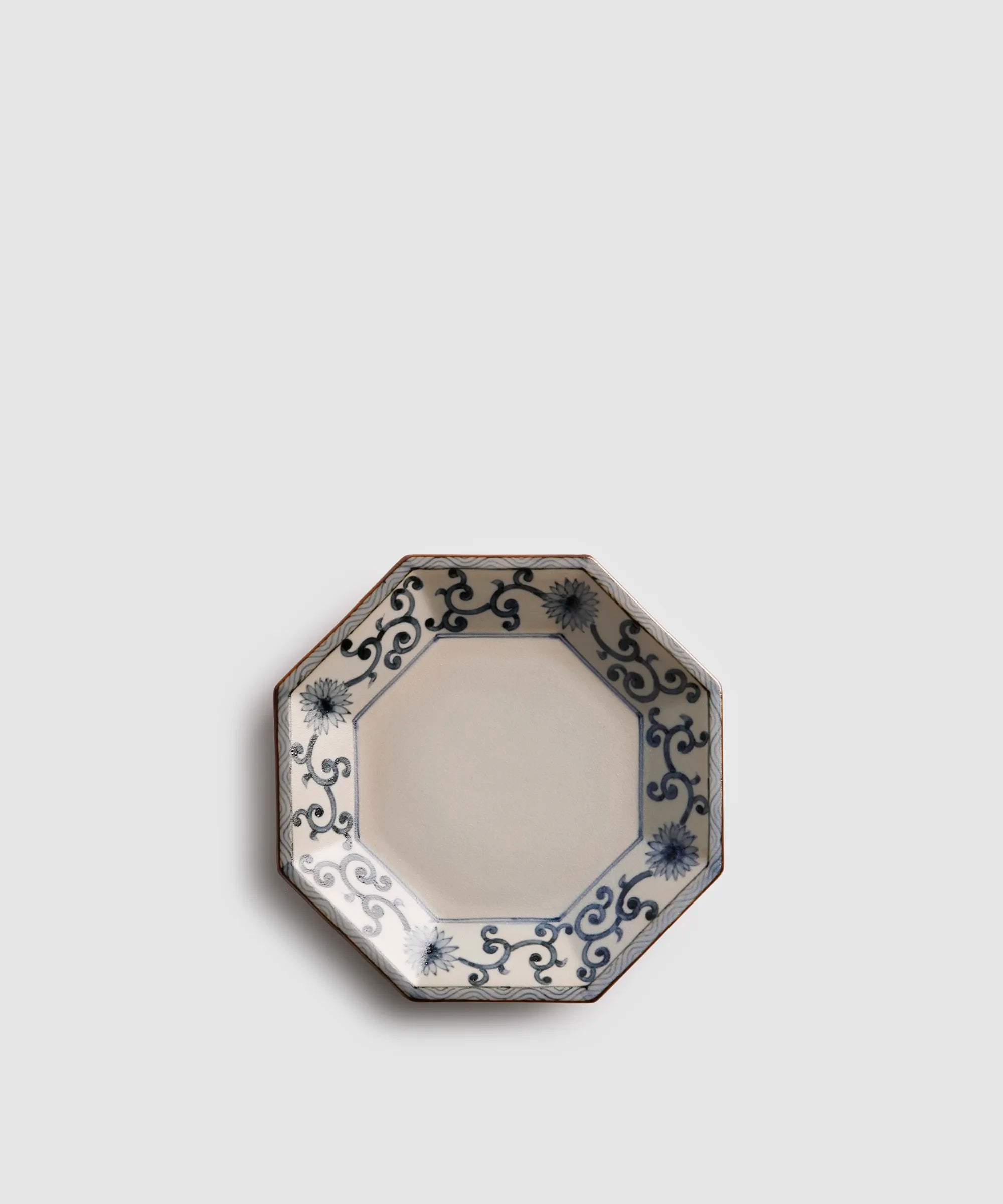 古染菊唐草 - 八角銘々皿 | 有田焼(ありたやき)の専門通販 Realita 古染菊唐草 - 八角銘々皿 | 有田焼(ありたやき)の専門通販 Realita