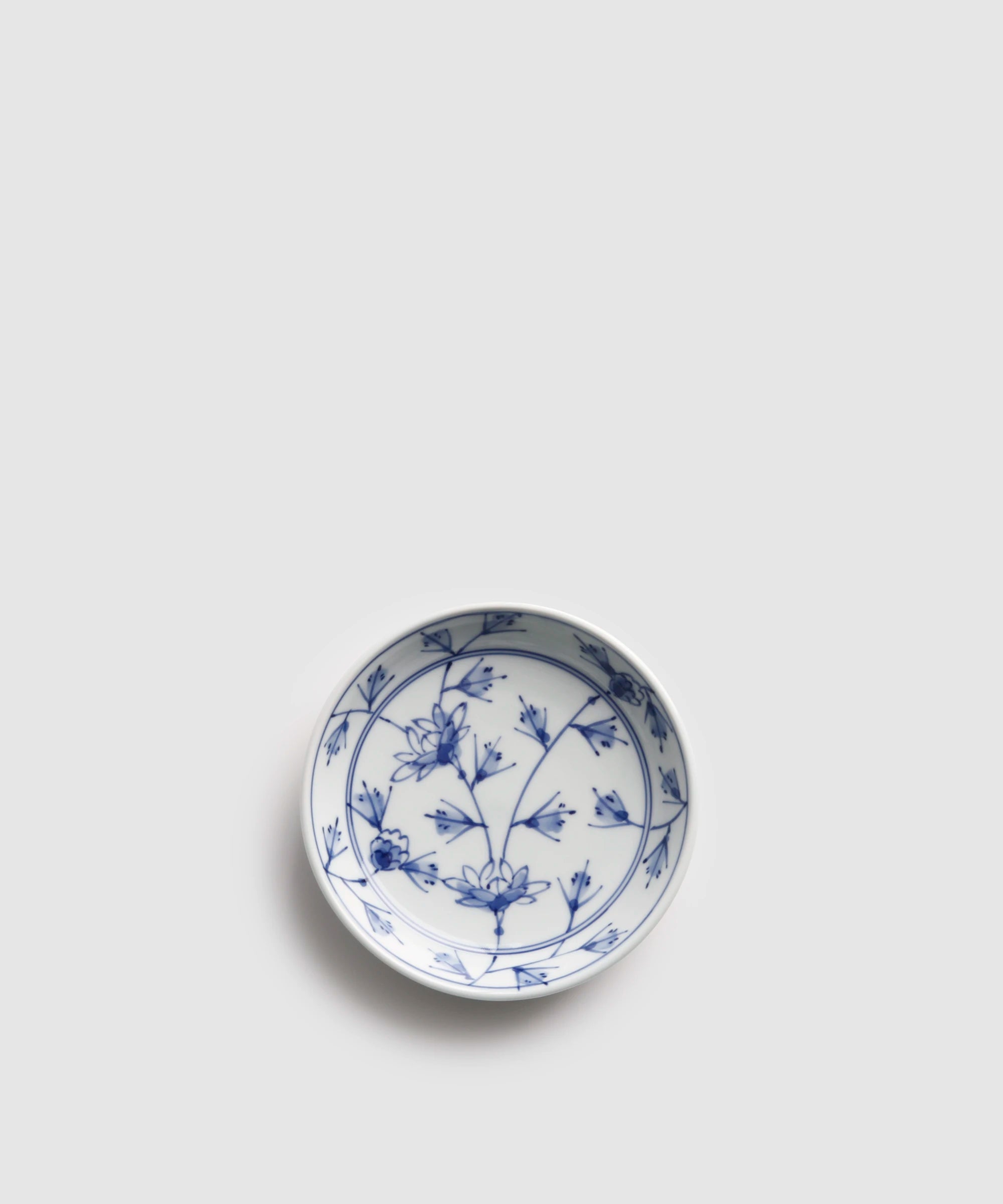 花唐草 - 渕上り4寸皿 | 有田焼(ありたやき)の専門通販 Realita 花唐草 - 渕上り4寸皿 | 有田焼(ありたやき)の専門通販 Realita