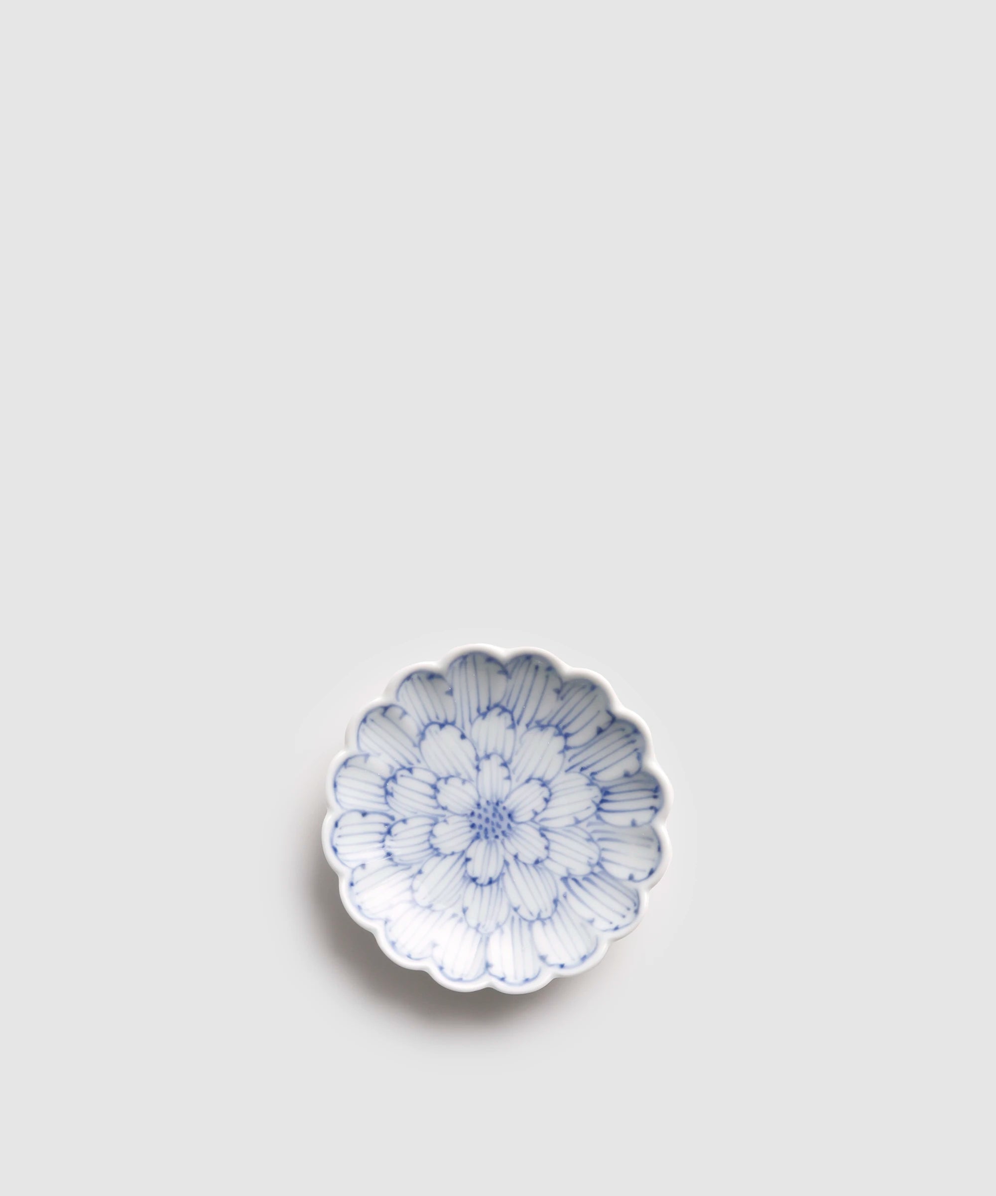 染付牡丹 - 菊型3寸小皿 | 有田焼(ありたやき)の専門通販 Realita 染付牡丹 - 菊型3寸小皿 | 有田焼(ありたやき)の専門通販 Realita