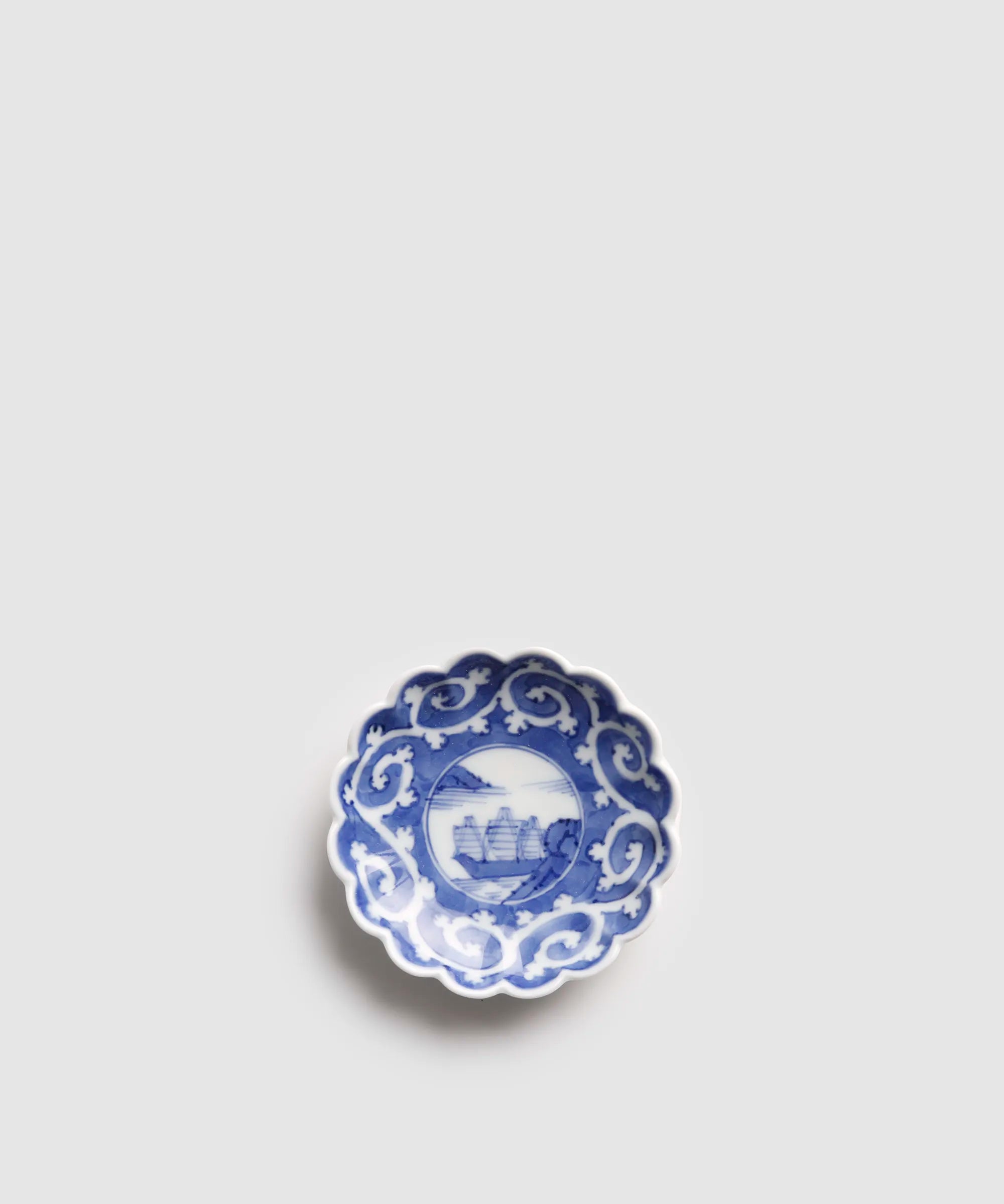染付外濃蛸唐草山水 - 菊型3寸小皿 | 有田焼(ありたやき)の専門通販