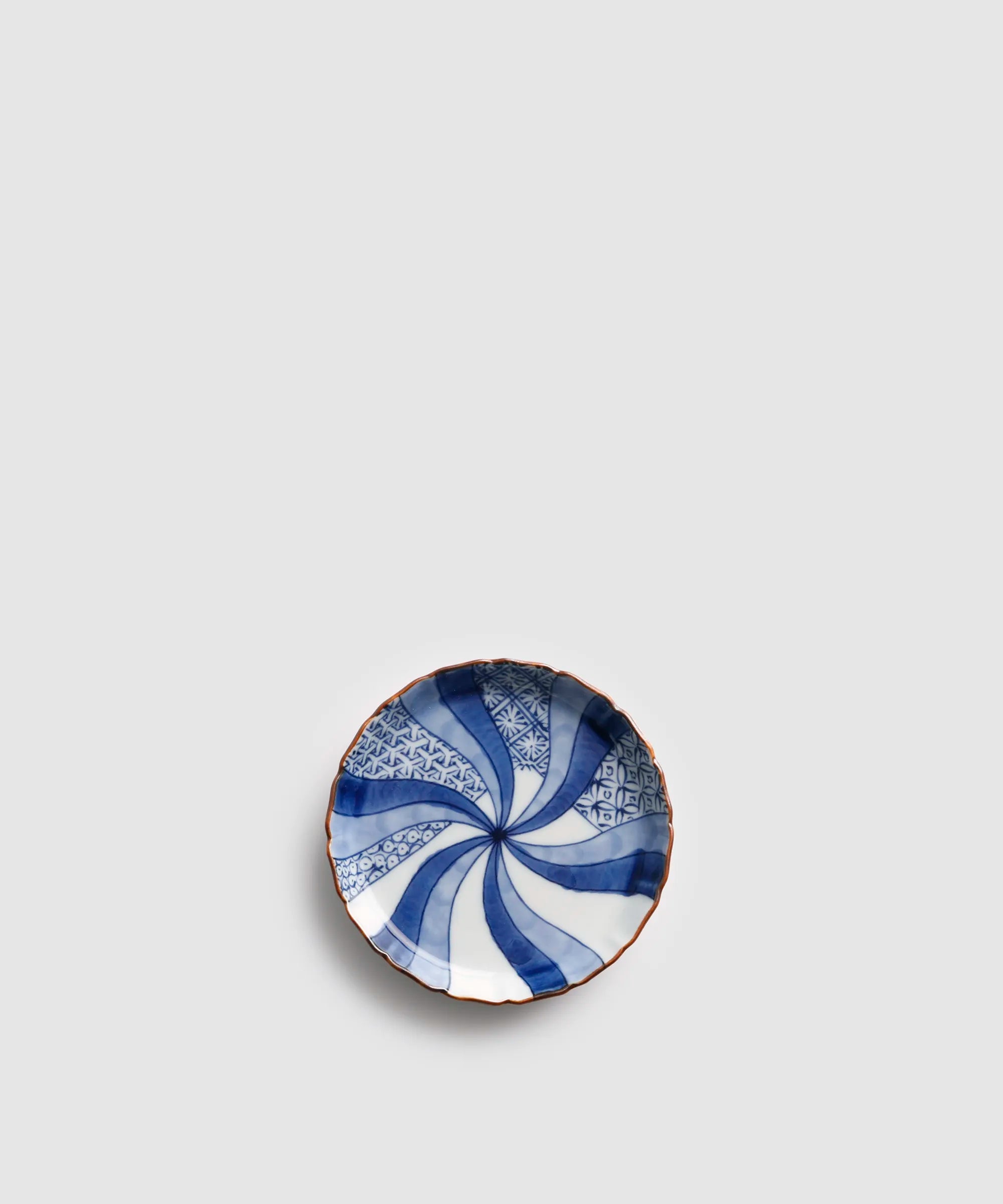 染付祥瑞富士山図 - 立渕皿 | 有田焼(ありたやき)の専門通販 染付祥瑞富士山図 - 立渕皿 | 有田焼(ありたやき)の専門通販