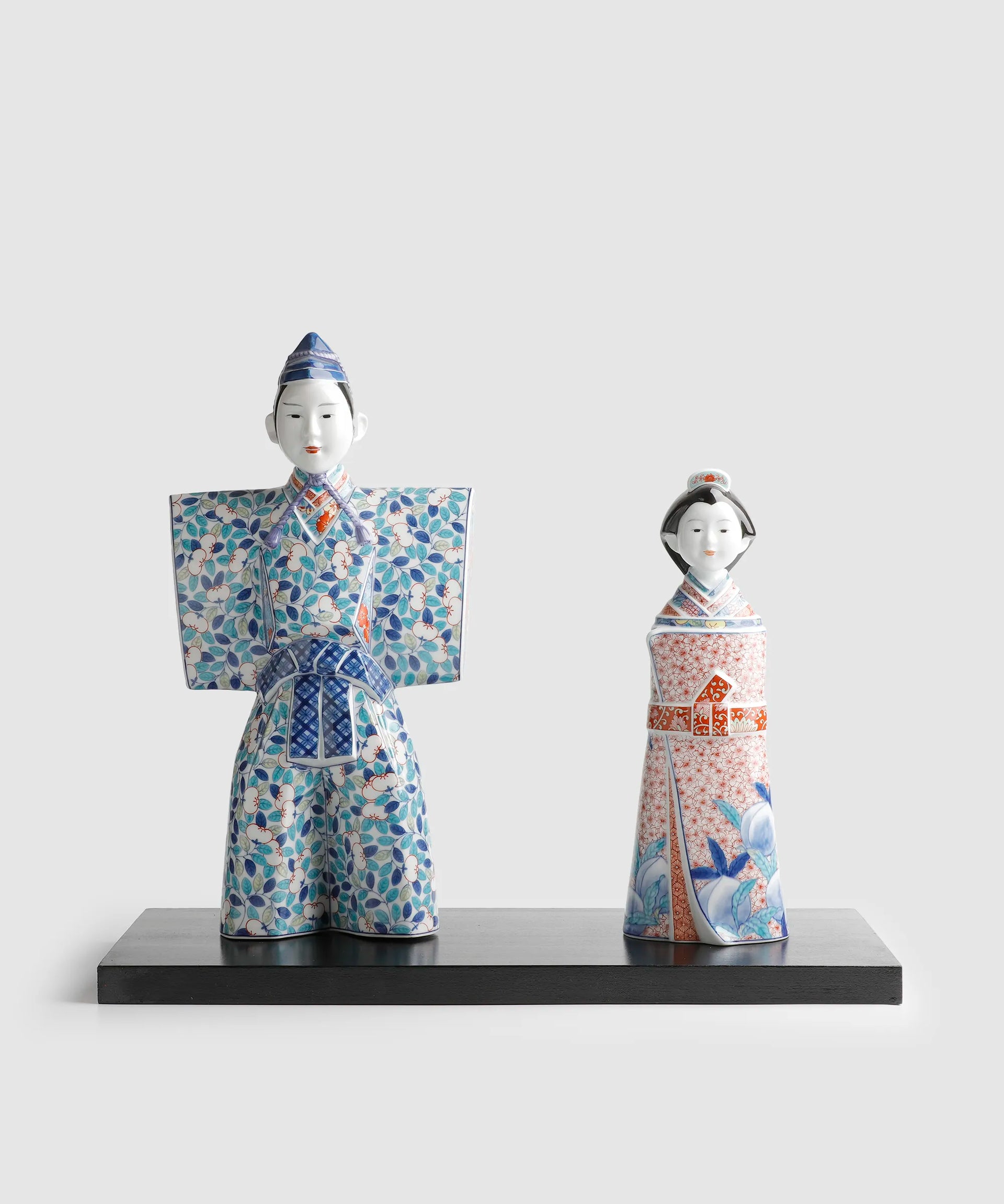 鍋島様式 - 立ち雛 | 有田焼(ありたやき)の専門通販 Realita Ceramics