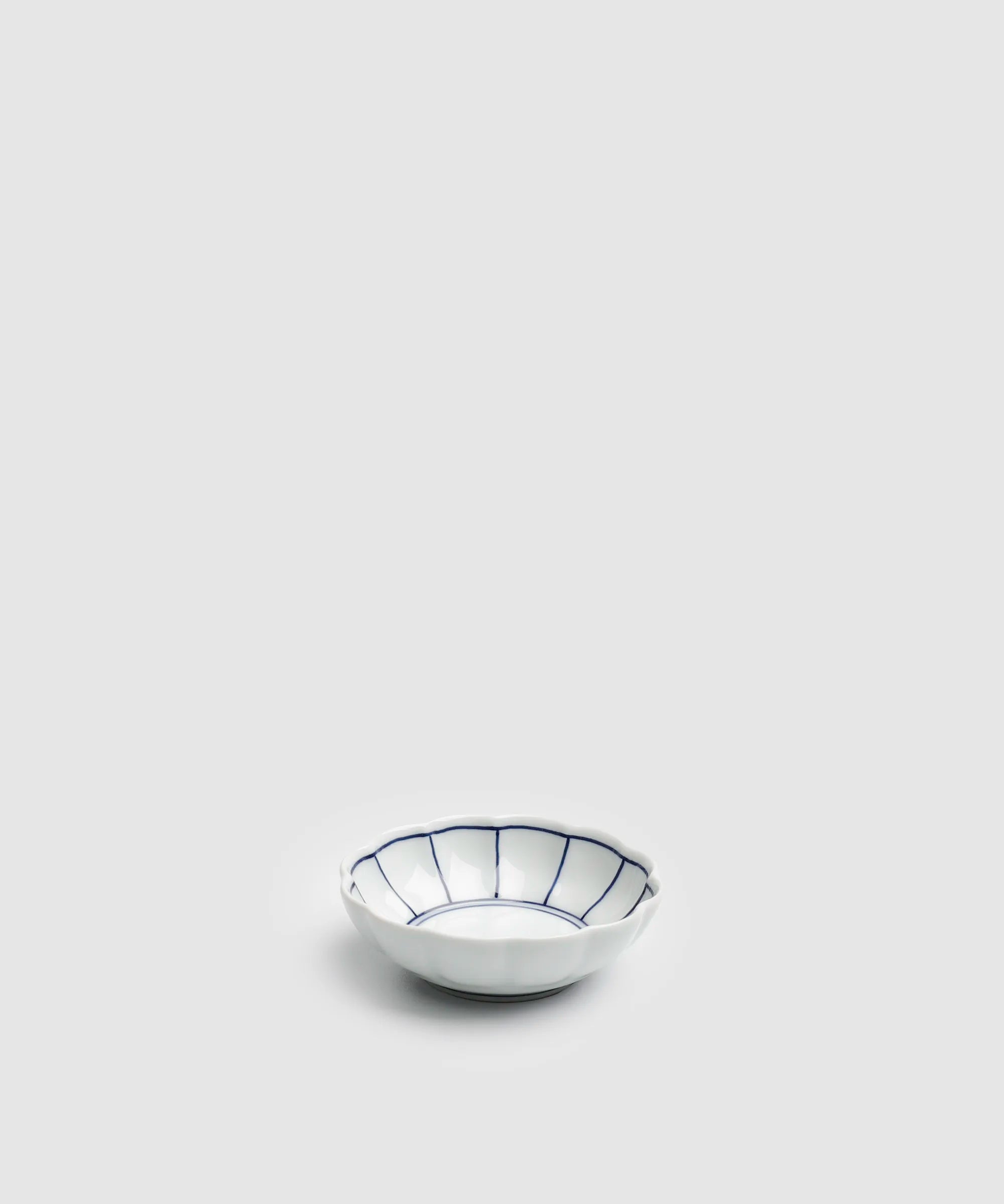 染付ふちどり - 輪花豆皿