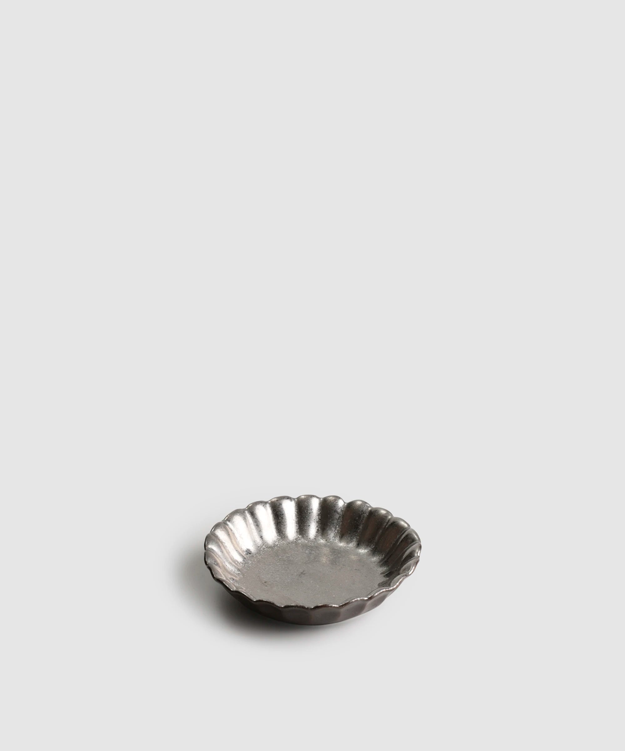 銀塗 - 丸菊割型小皿
